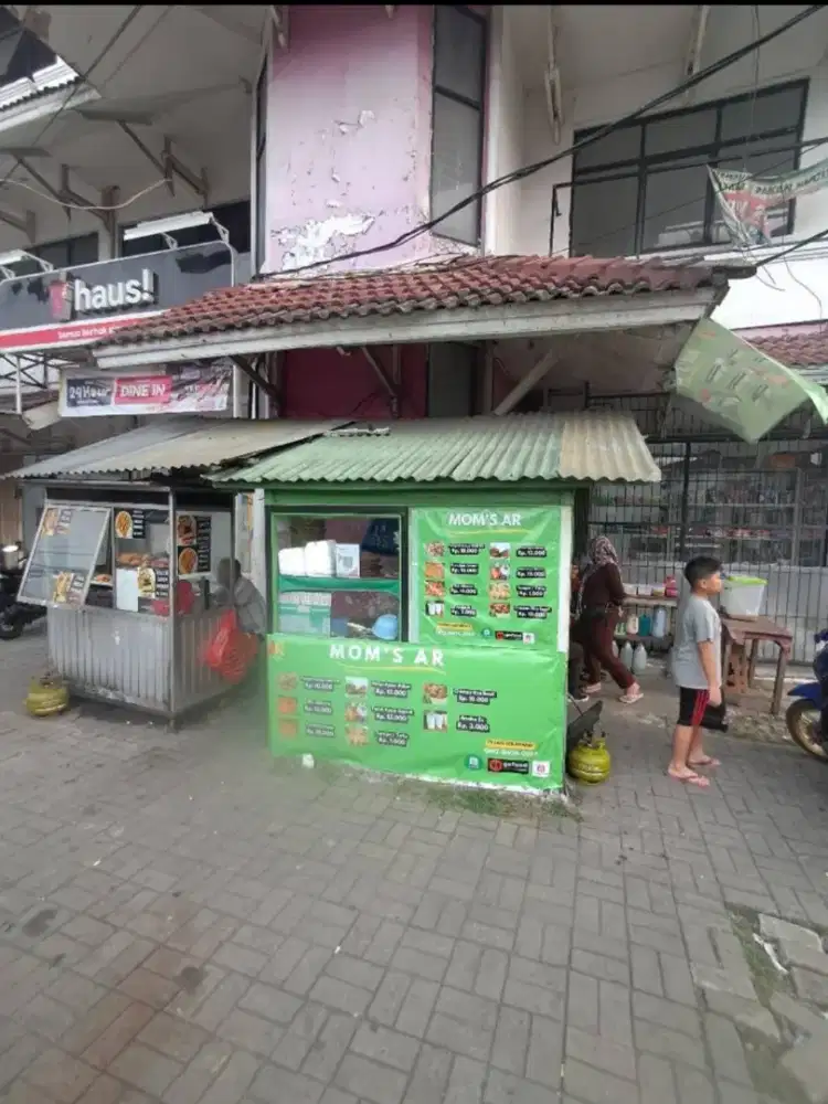 Gerobak/etalase dengan lapak nya di mawar