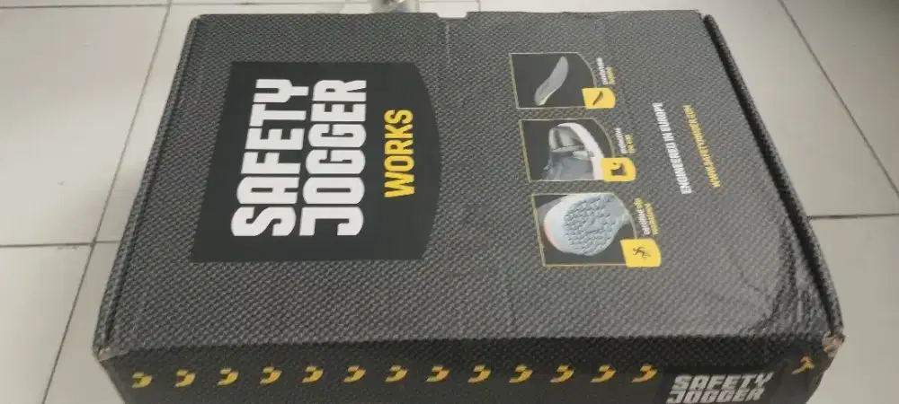 Sepatu safety Jogger hitam baru