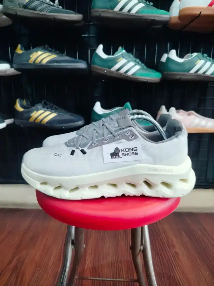 SEPATU ON RUNNING CLOUD TILT ROCK IVORY