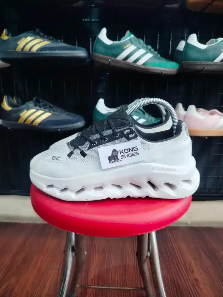 SEPATU ON CLOUD TILT BLACK IVORY WHITE