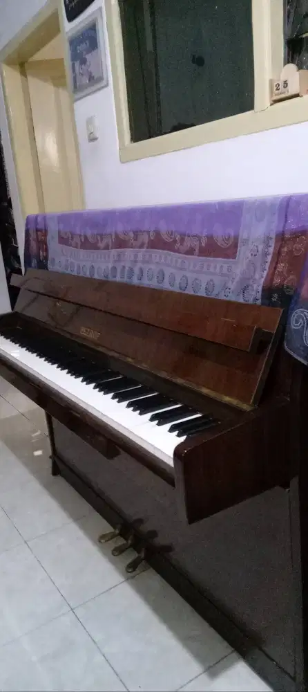Piano Upright Petrof