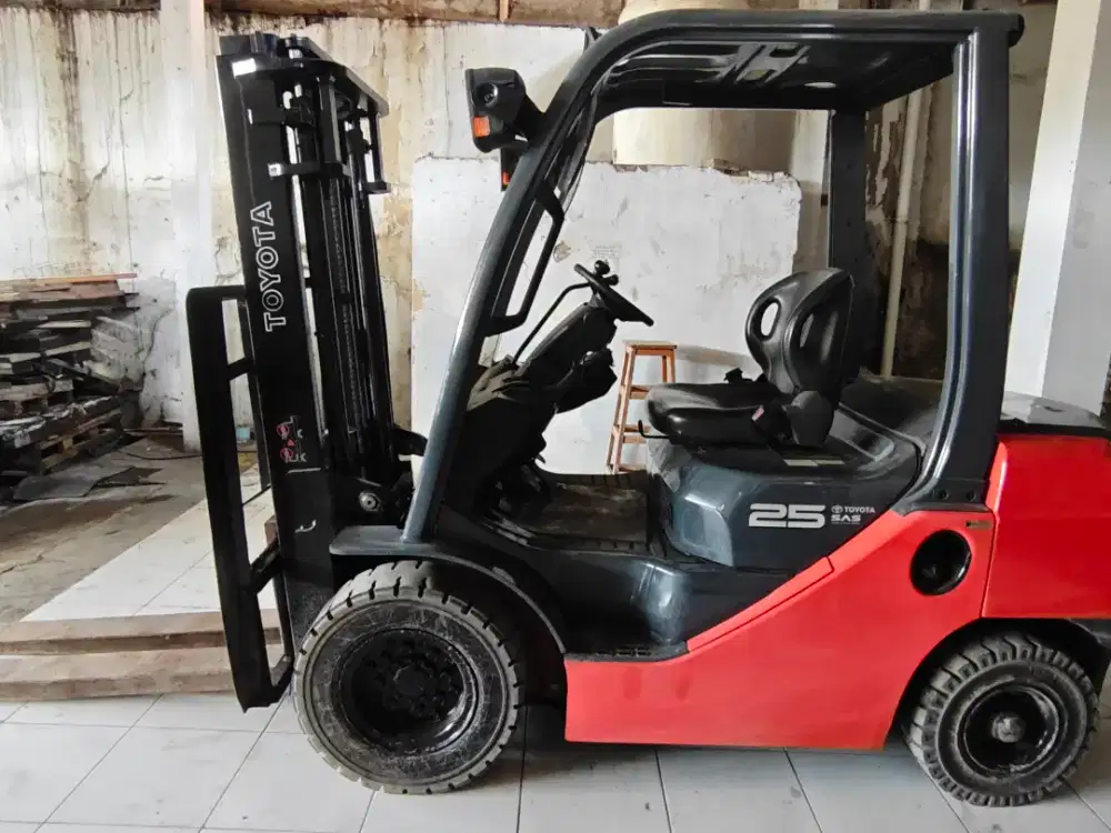 Forklift toyota 2,5 Ton 2013 – Kondisi seperti baru, Siap Kerja Keras!