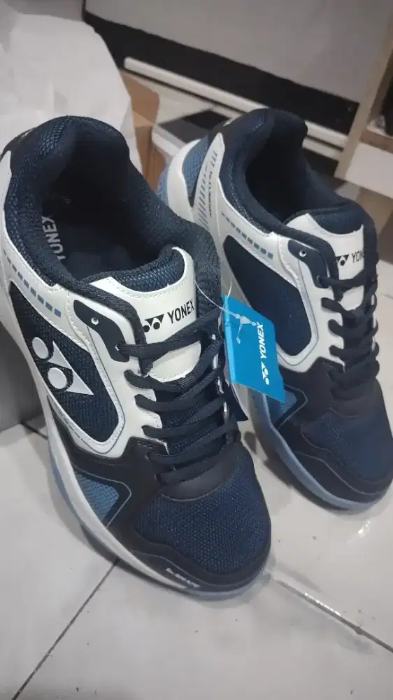 Sepatu bulutangkis badminton yonex mach 2