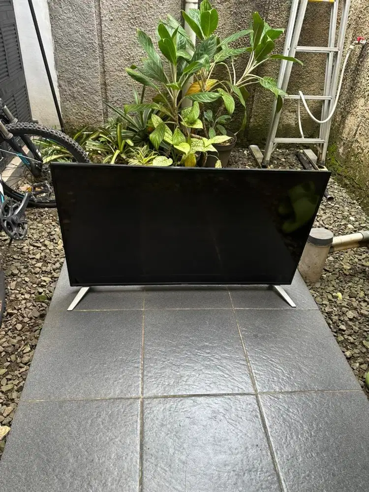 Dijual TV Sharp 45 Inch - Kondisi Normal - Dijual Karena Pindahan