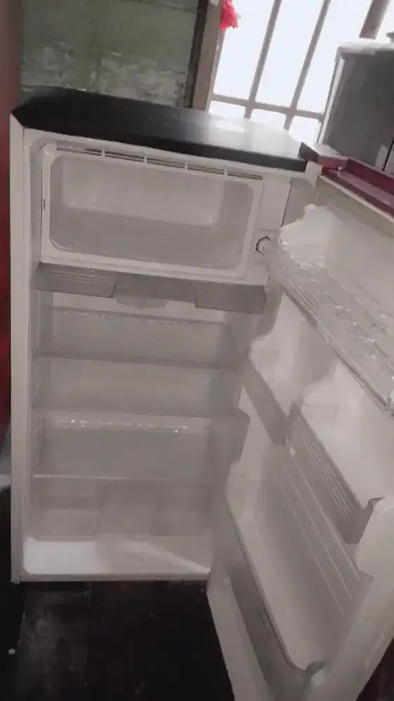 Kulkas 1pintu Sharp kirei siap pakai.