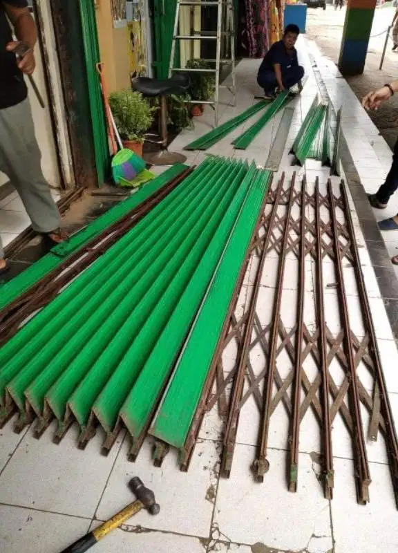 Service folding gate / service roling door