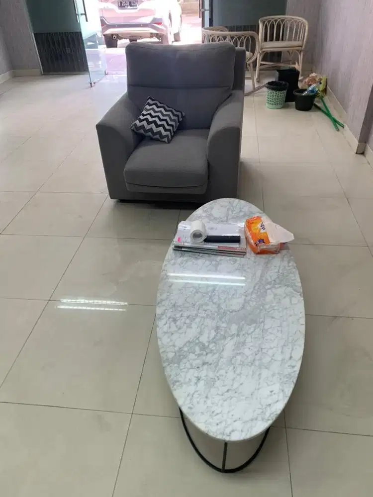 CUCI GUDANG. 1 sofa / 1 meja kecil / 2 meja kantor