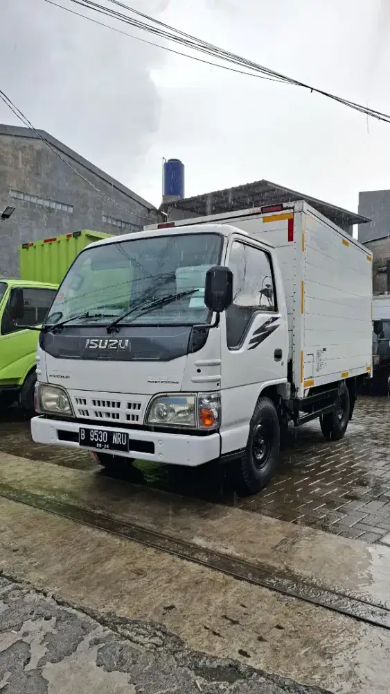 Isuzu ELF nhr 100Ps engkel box 2013