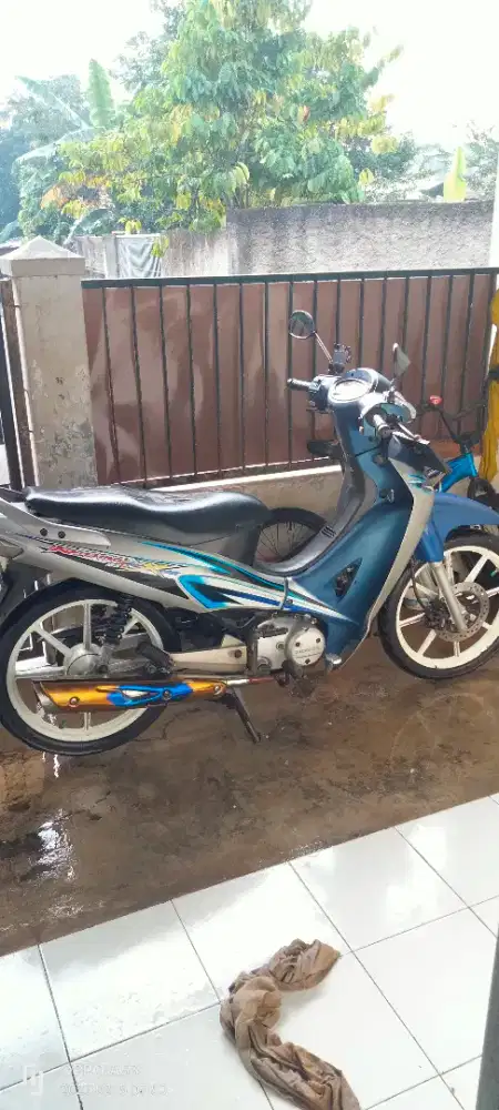 Motor kharisma 2005 di pake enak lincah dan irit