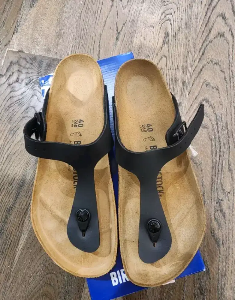 Sendal Birkenstock Original 
Size 40 (26 cm)  
kondisi Baru