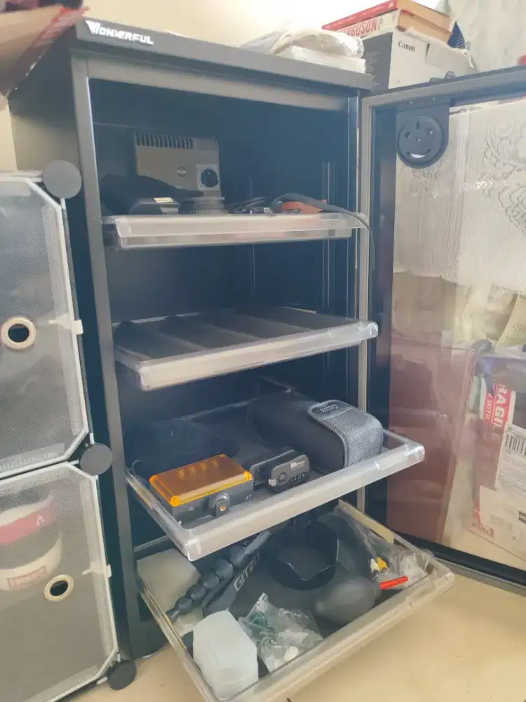 Dry Cabinet untuk menyimpan kamera