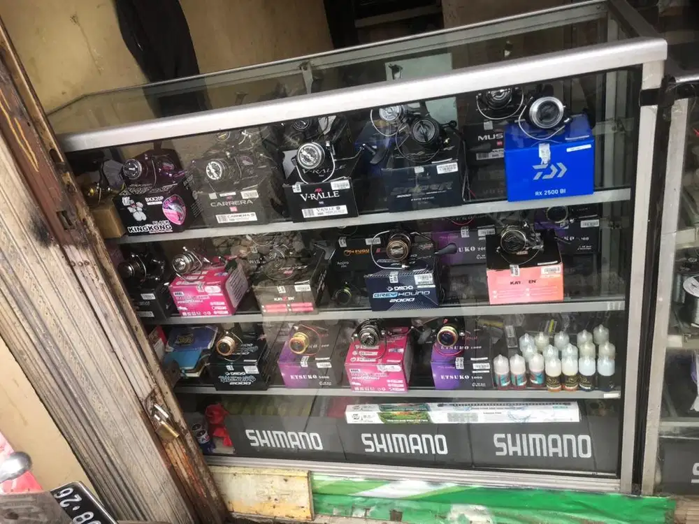 Etalase kaca kotak panjang 125 cm