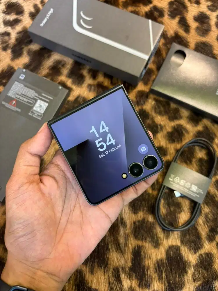 Galaxy Z Flip7 12/512GB Resmi (Jet Black)
