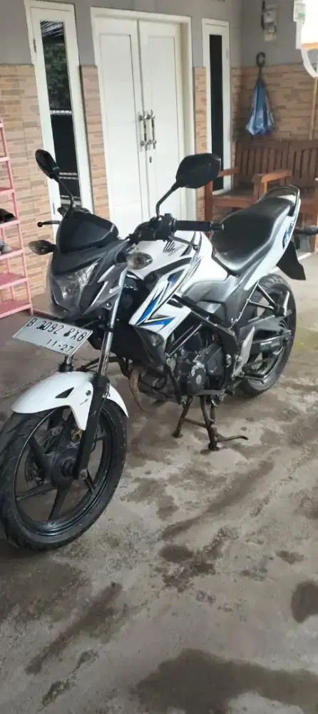 Honda CB 150 R warna putih