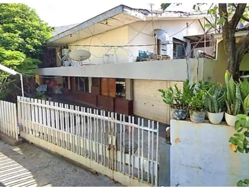 Rumah bagus dekat dengan stasiun tv terkenal di Jakarta Selatan