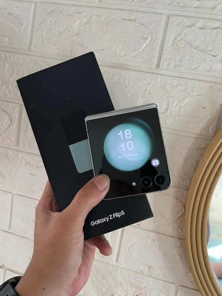 Samsung Z Flip 5 256Gb Mint Resmi Sein (-bercak kecil tidak ngaruh)
