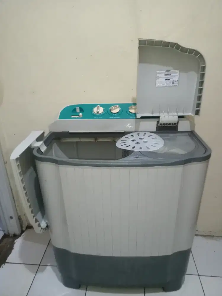 Mesin cuci 2tbg merk LG WP 600N