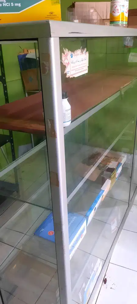 Barang bekas, 4 etalase kaca(1 kecil), 2 meja( 1 tanpa laci) dan lainy