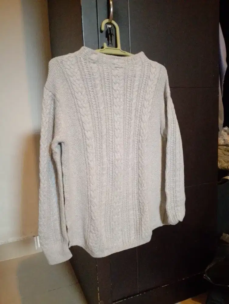 Sweater wanita warna abu