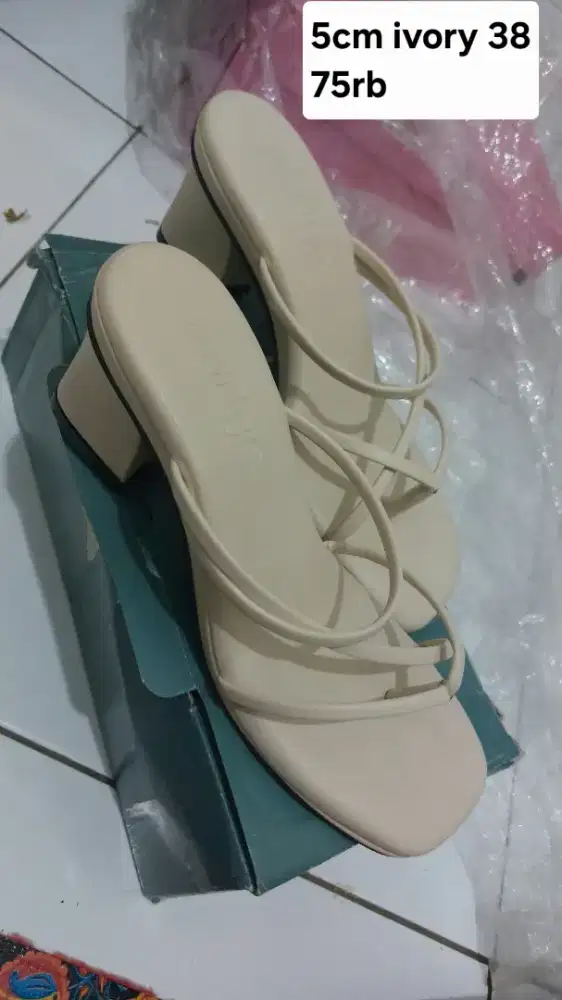 Sendal wanita baru dan bekas