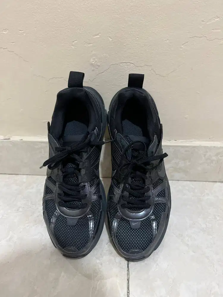 Nike Original V2K Run Black Dark Smoke Grey Ukuran 44 (28 CM)