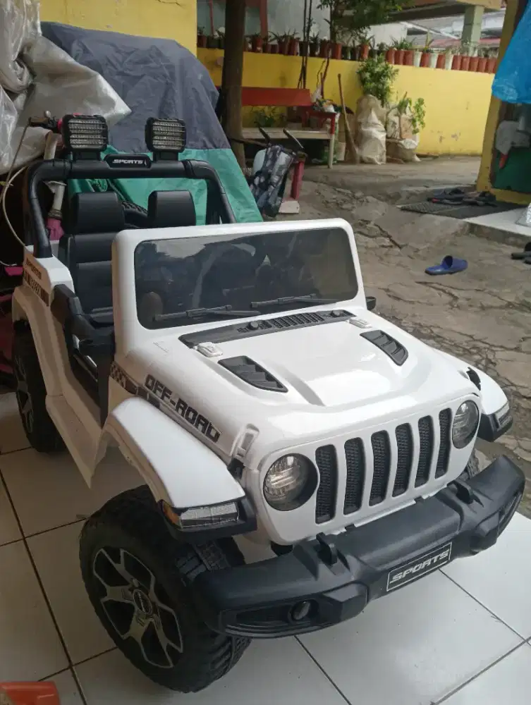 Mobil aki anak jeep rubicon