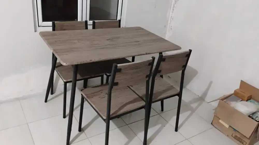 Meja dan kursi makan informa Lexon