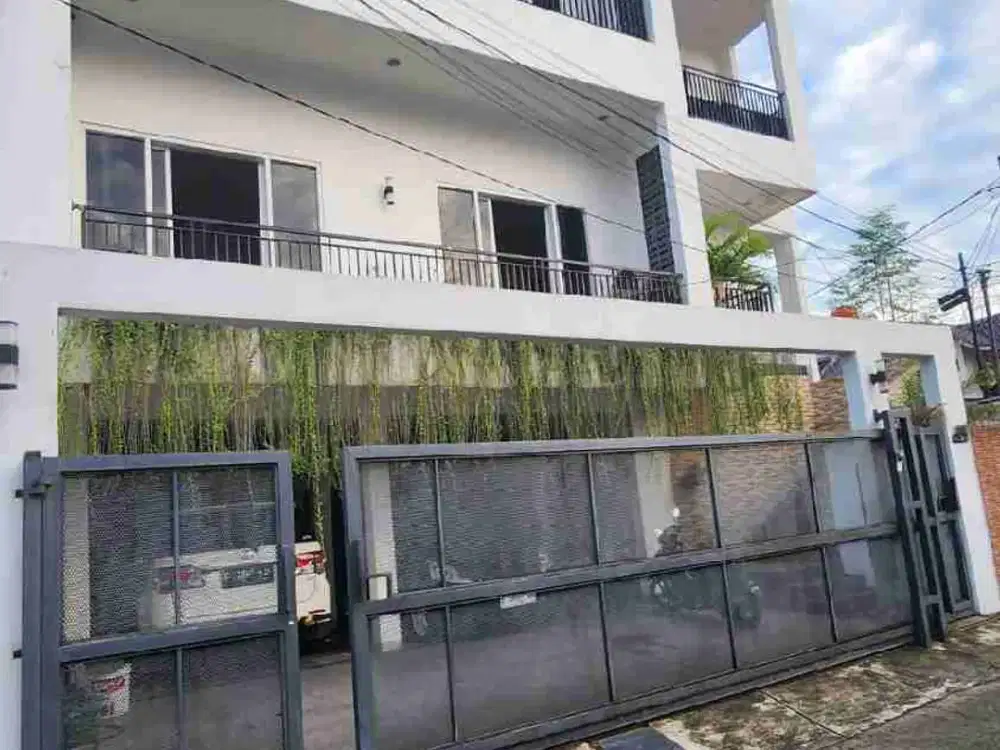 DIJUAL RUMAH 3 LANTAI HOOK JATIBENING BARU 250M2 SHM SELANGKAH KE JAKARTA