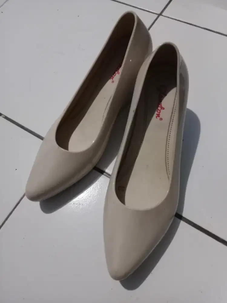 Gratis Sepatu belli krem