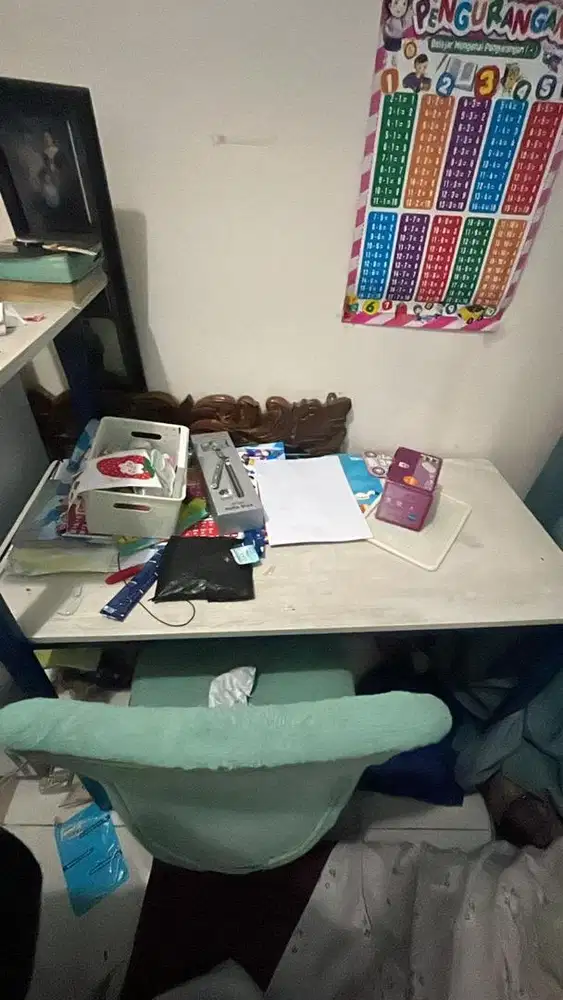 Meja kantor atau meja belajar