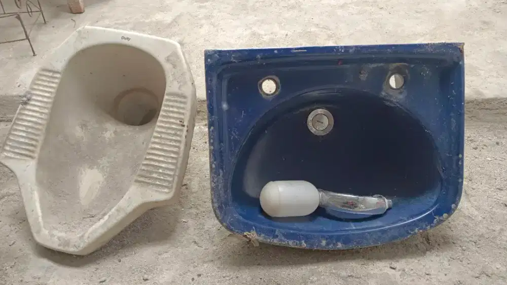 Dijual murah bagus.. Closet jongkok merek duty dan wastafel wasser