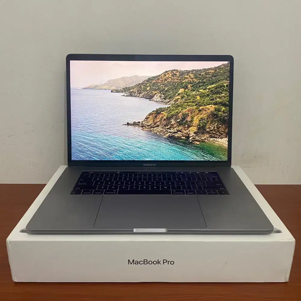 MacBook Pro 15 Inch 2017 Touch Bar - i7/16GB/SSD 512GB - Mulus Terawat