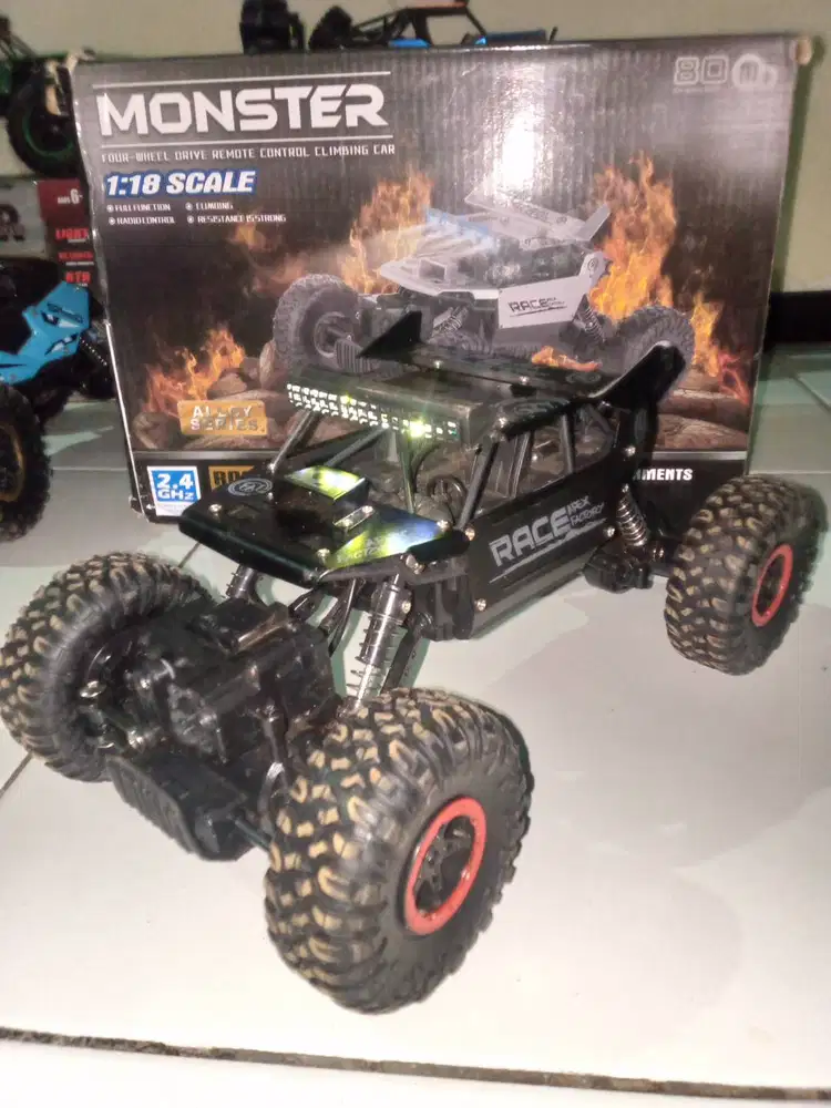 Di jual satu paket mainan mobil RC offroad