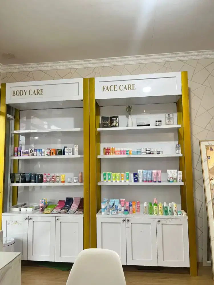 Lemari Etalase Kosmetik