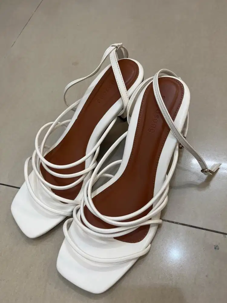 Baru Heels putih merk sepasang