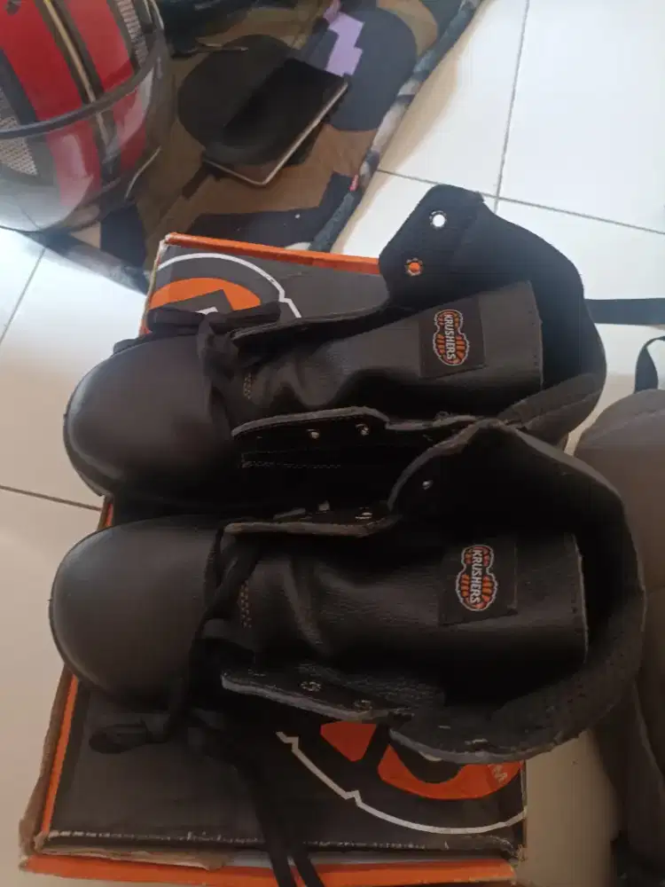 Sepatu safety krushers