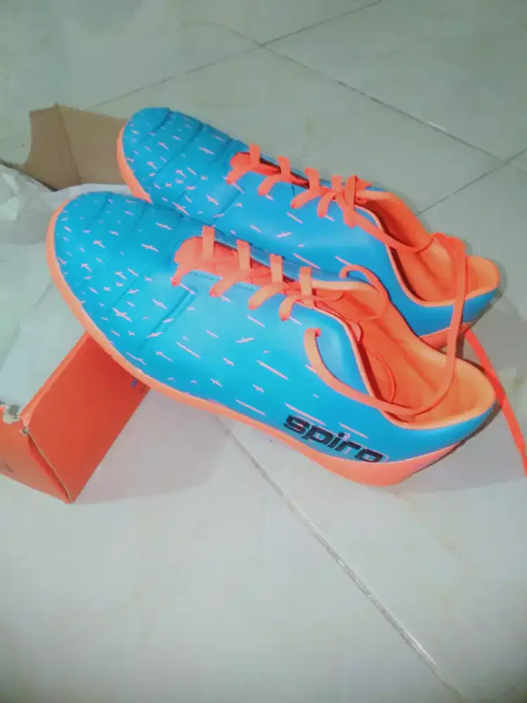 Sepatu futsal merek spiro