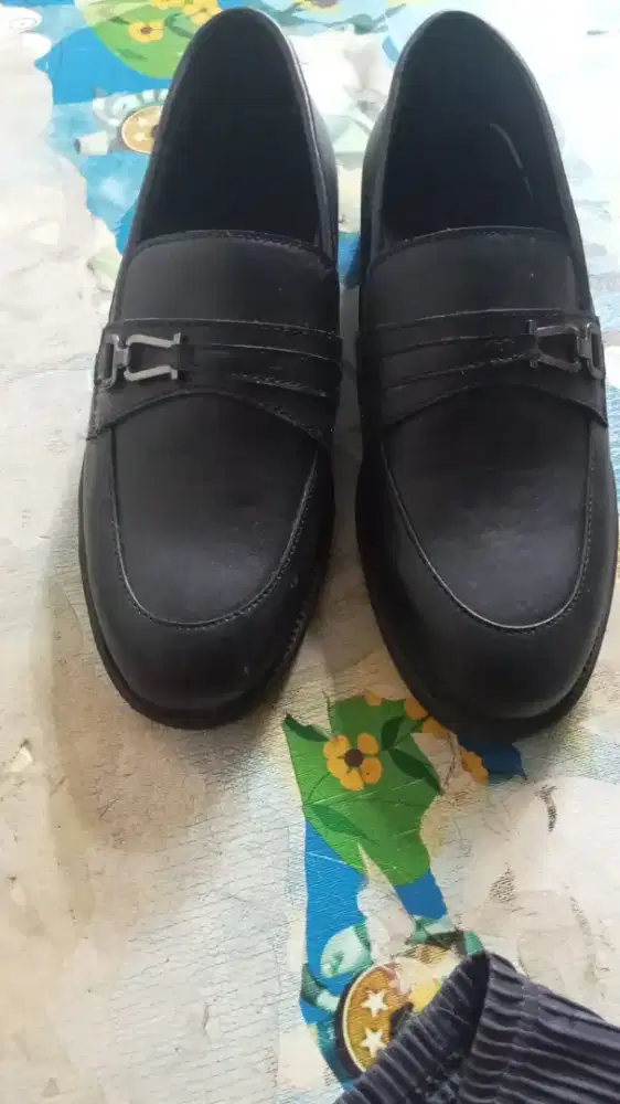 Sepatu kulit tanpa merk
