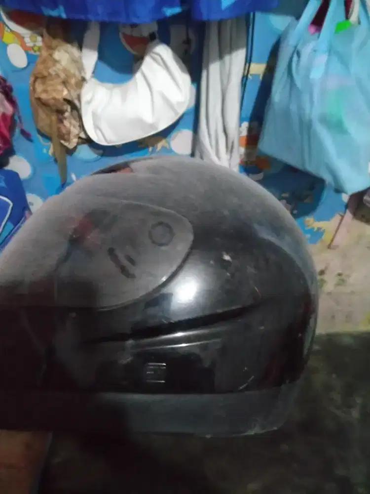 Helem full warna hitam