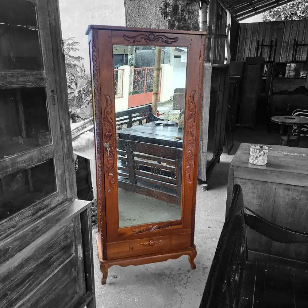 Lemari pakaian jati tua
ukuran P70cm T168cm L34cm