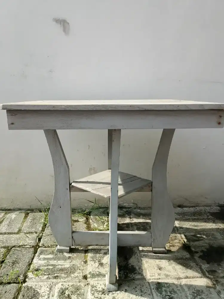 Meja kecil untuk sudut ruangan