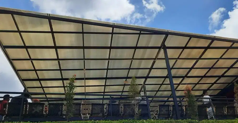 Kanopi atap polycarbonate rangka besi holo galvanis