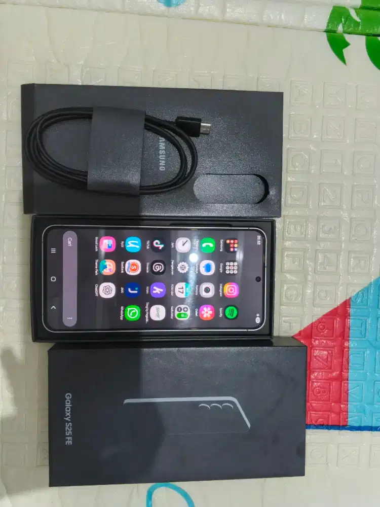 Samsung S25 FE white