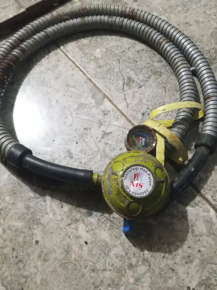 Regulator gas beserta selangnya Merk Nis