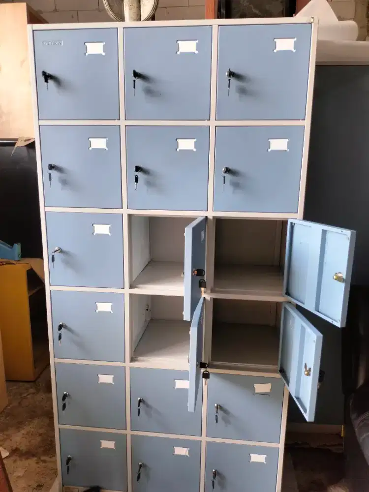 Loker 18 pintu KRISBOW bagus mulus seperti baru. Harga:2,5juta saja