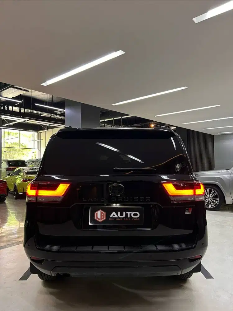 Toyota Land Cruiser LC300 GR 2023 Hitam LC 300 Km13rb D1481HK GRS