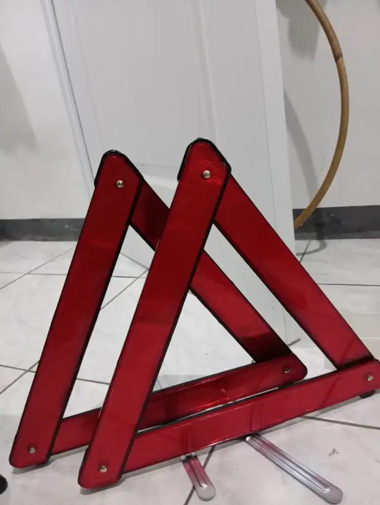 Reflektor segitiga pengaman