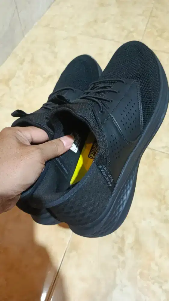 Sepatu skechers asli