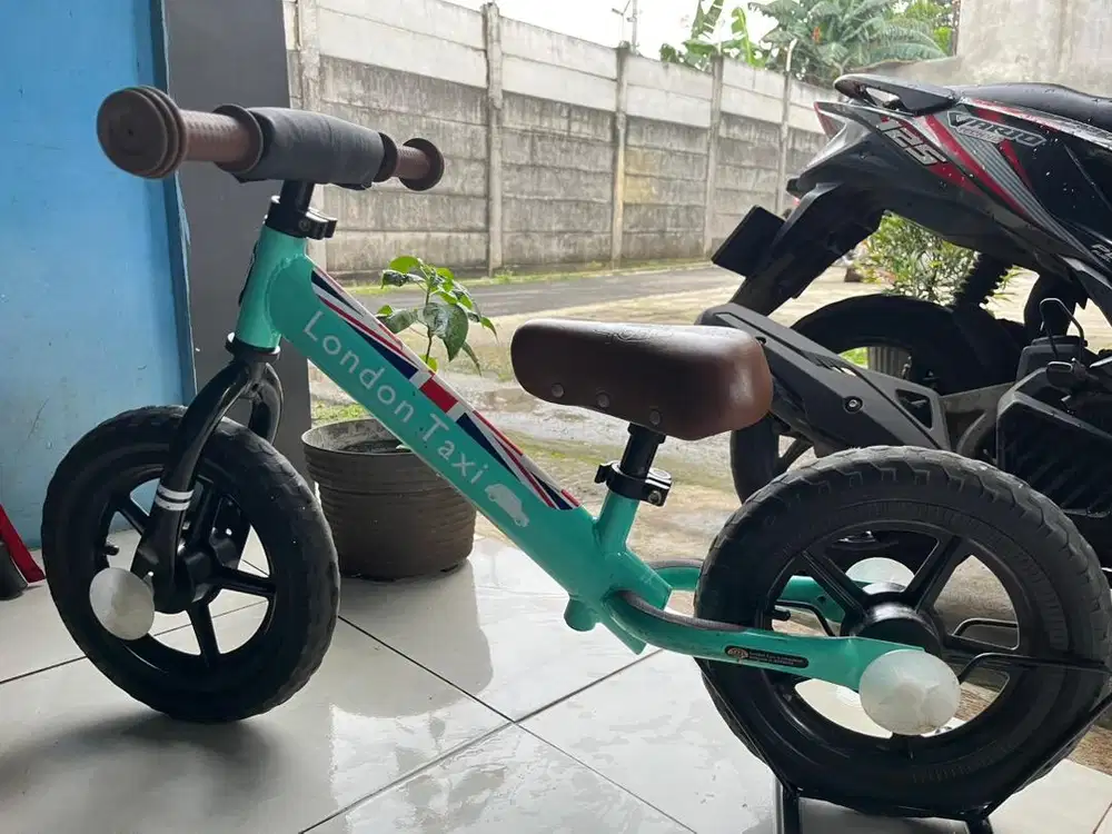 Sepeda balance bike london taxi