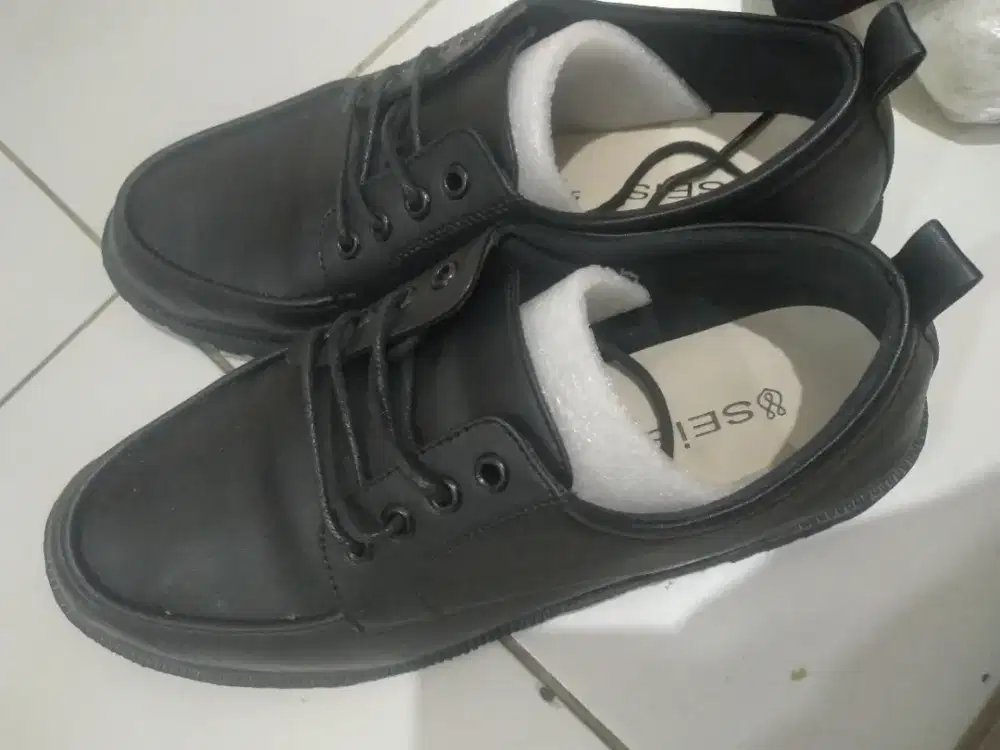 Sepatu docmart wanita